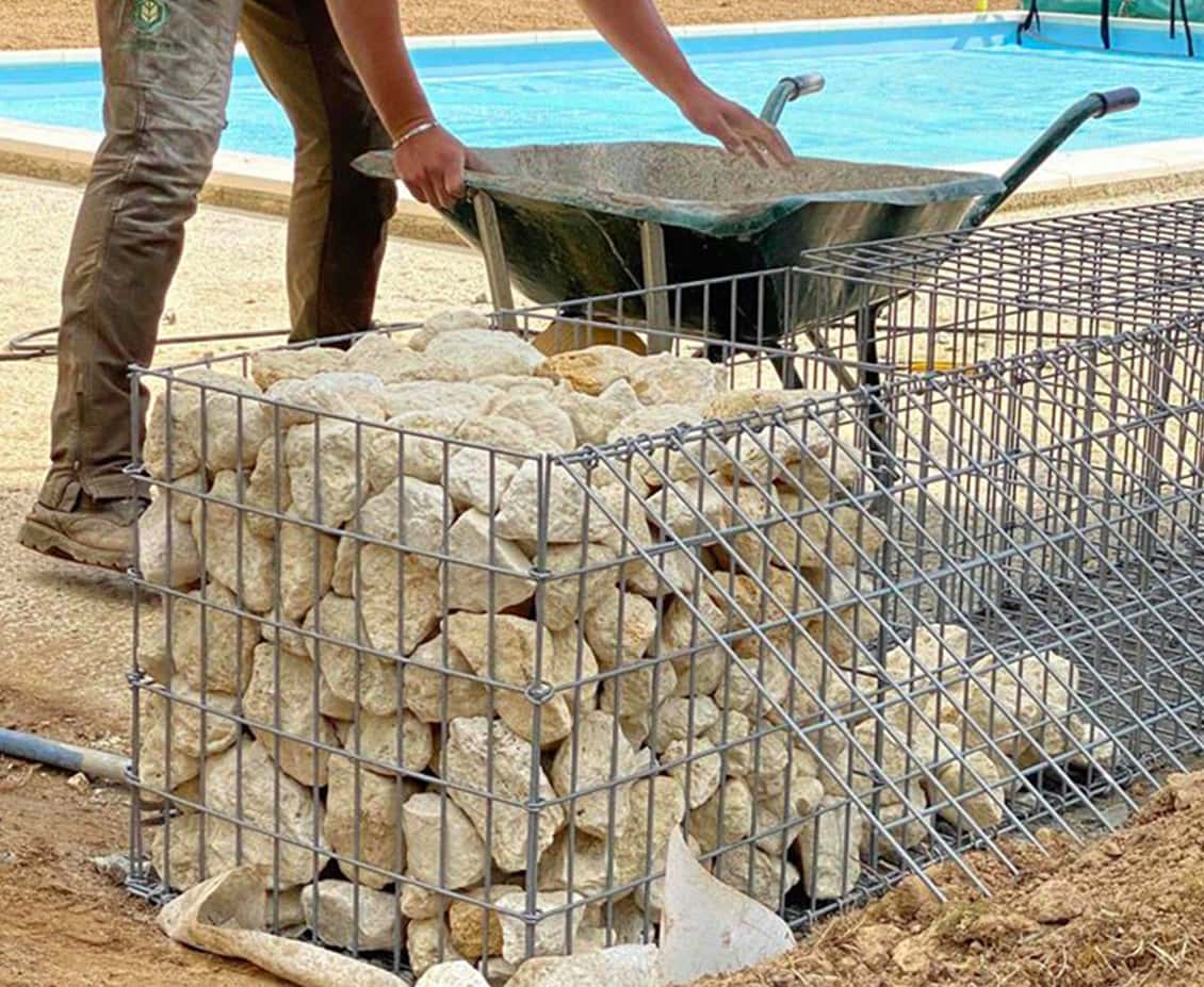 Réalisation d'un mur de soutènement en gabions